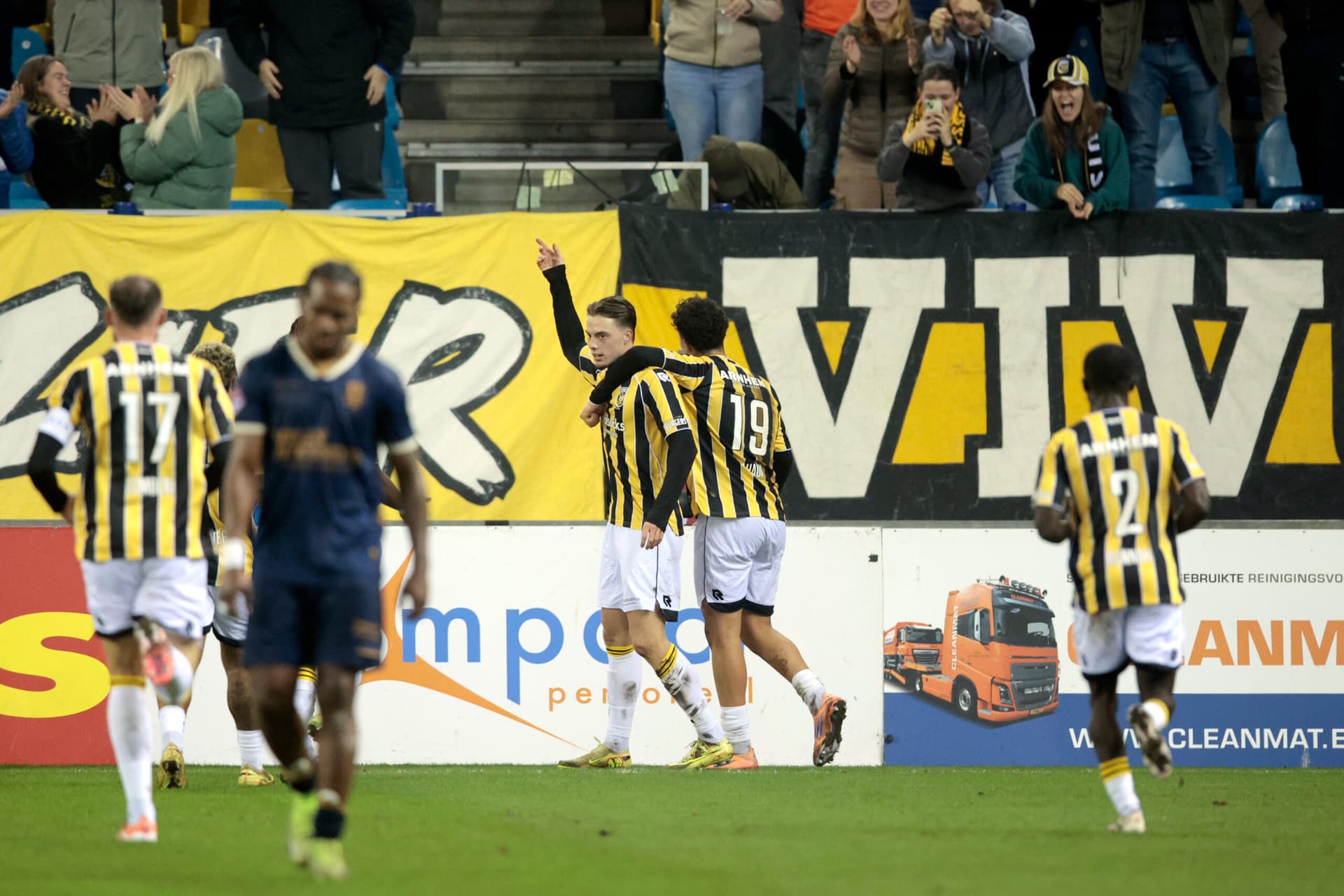 Vitesse geeft rode lantaarn terug aan Jong Ajax dankzij late zege op RKC