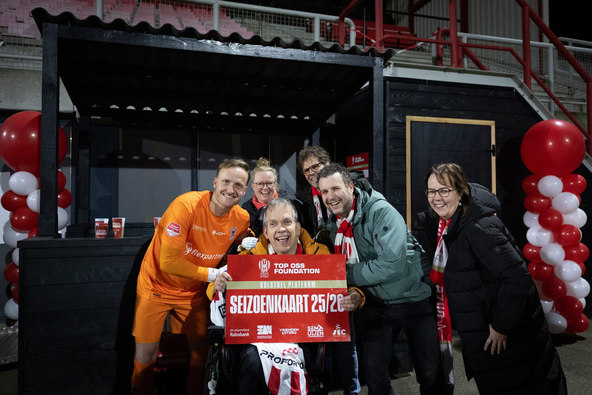 Voetbal Geeft: Rogier weer thuis bij TOP Oss dankzij nieuwe rolstoeltribune