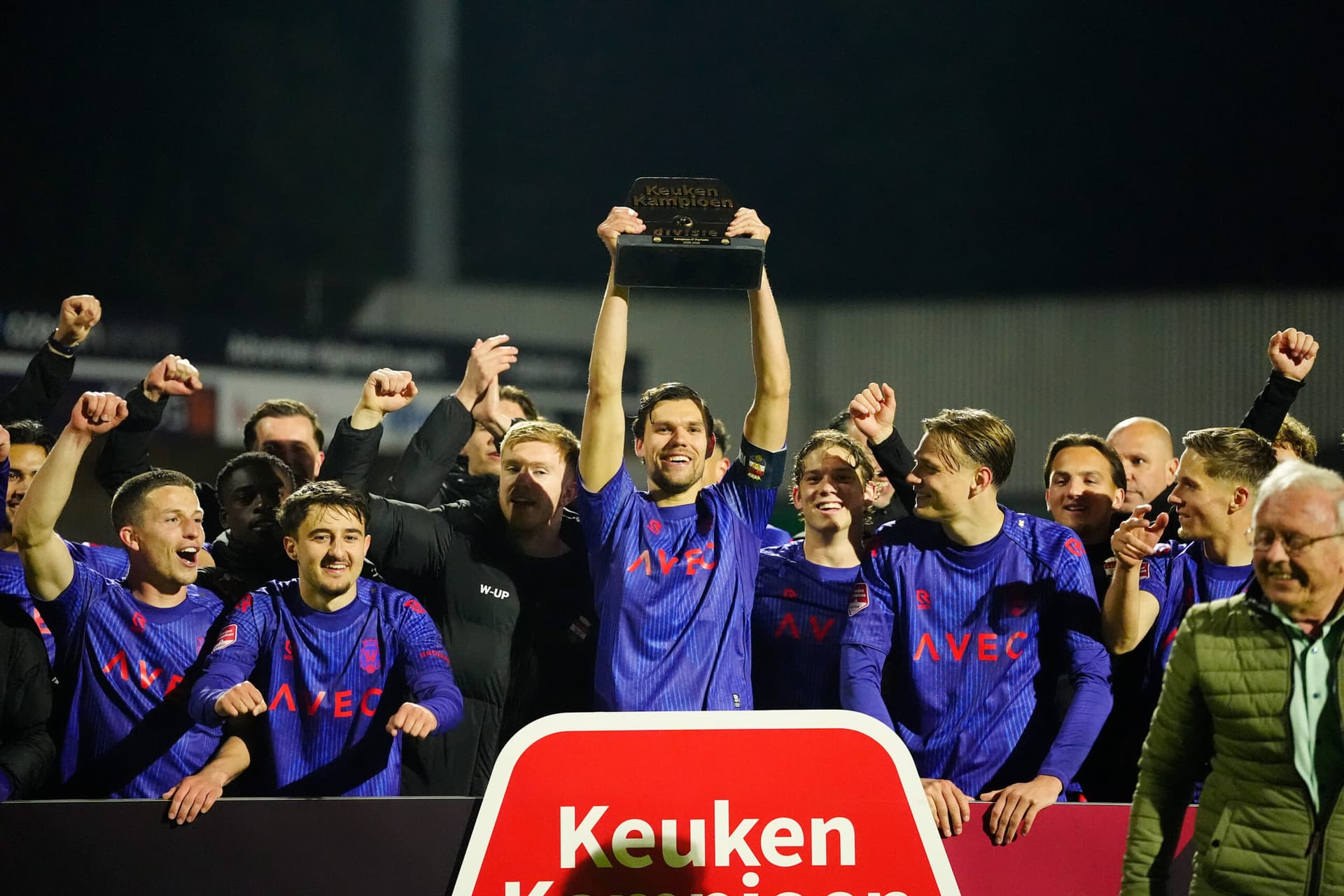 FC Den Bosch verzekert zich van de play-offs ondanks nederlaag, Willem II pakt periodetitel