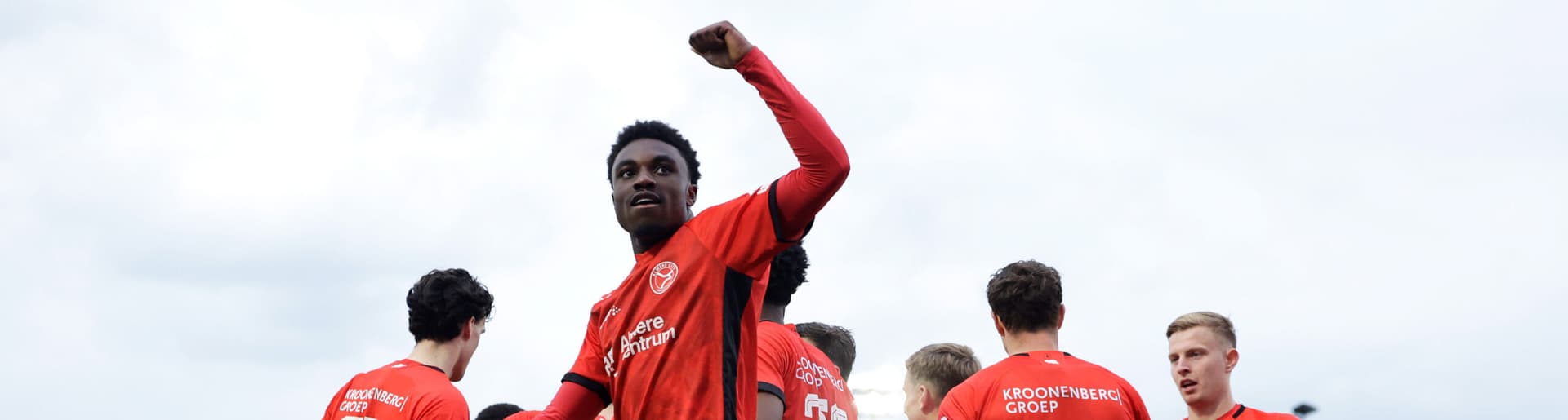 Almere City zet via Poku en Dors flinke stap richting halve finale