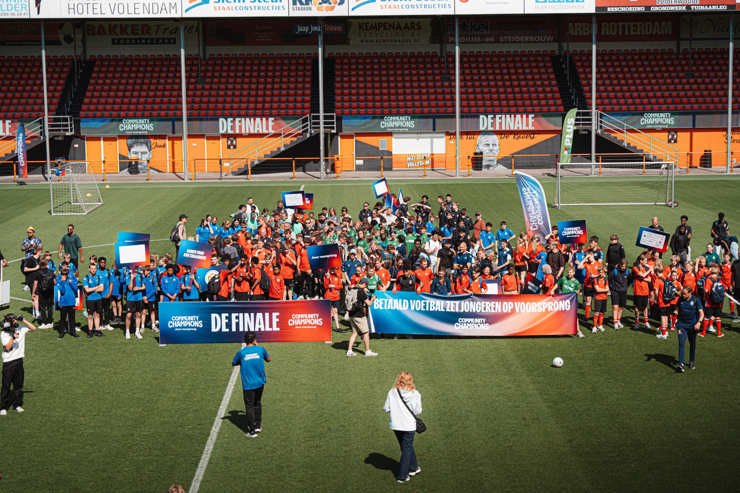 Cover Image for Meer dan 350 jongeren lopen voor mentale gezondheid tijdens Community Walk in Volendam 