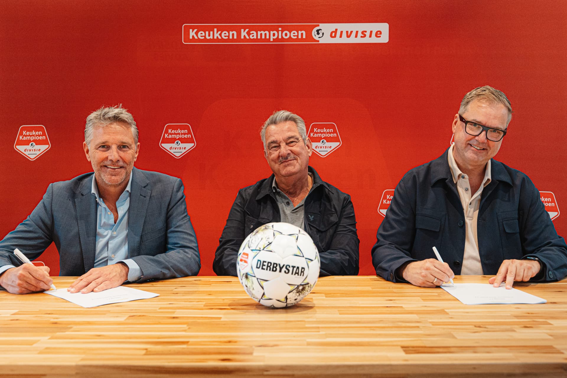 OWN eSIM & Keuken Kampioen Divisie slaan handen ineen voor reizende voetbalfans